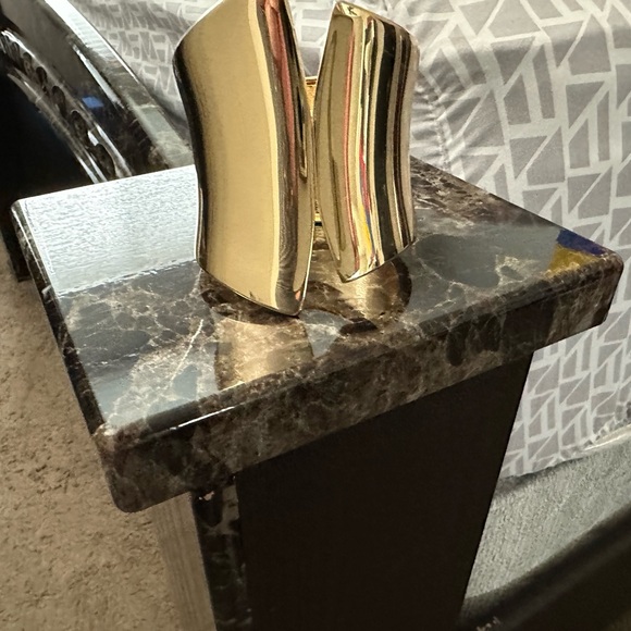 Wide cuff bracelet. Beautifully textured golden. - Picture 5 of 6